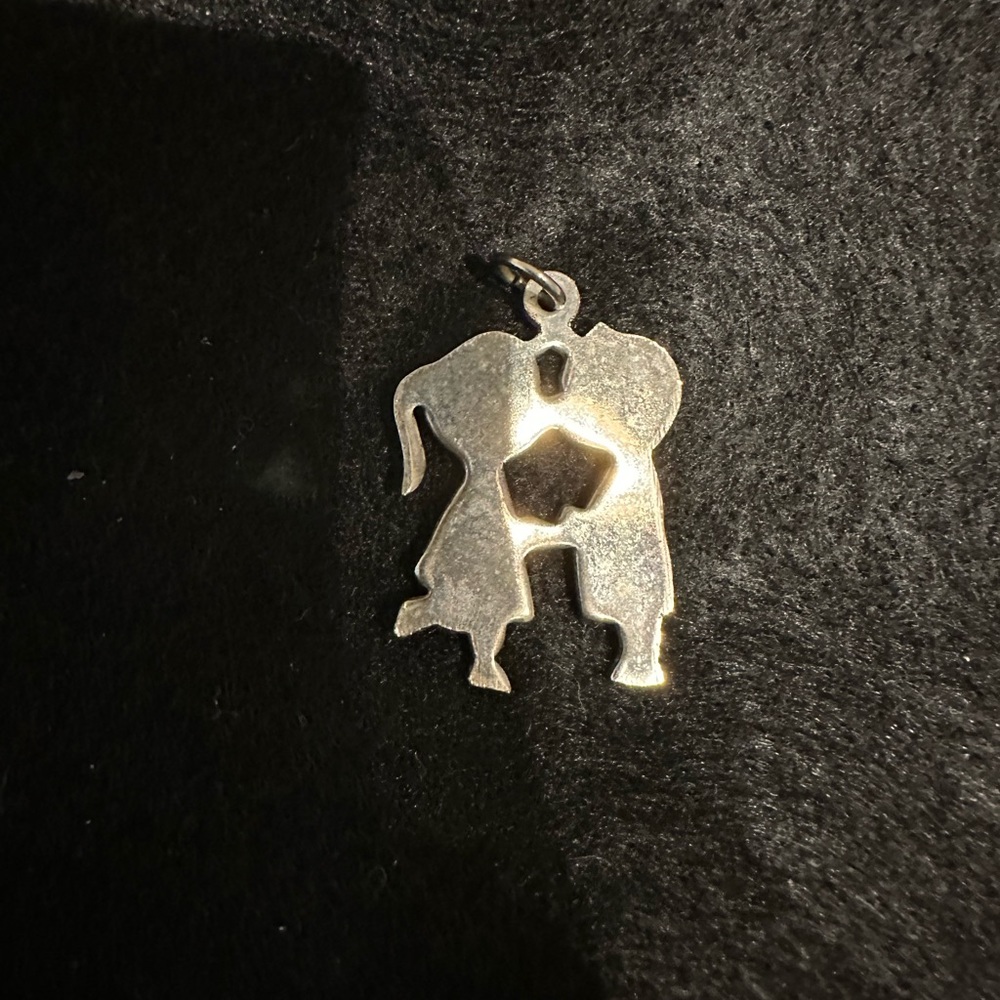 💋 Vintage 70s silver kissing girl and boy pendant.
